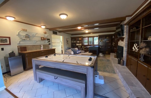 Hickory Casa | Private Lakefront Exec Home: Ollie's Hideaway: 4BR, 3.5 Ba