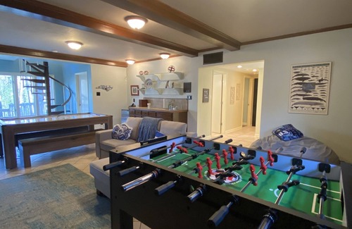 Hickory Casa | Private Lakefront Exec Home: Ollie's Hideaway: 4BR, 3.5 Ba