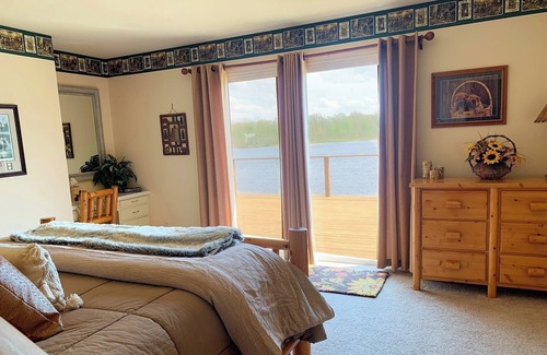 Brooklyn Cabina | Private Lakefront Hideaway