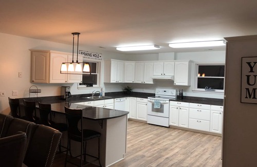 Goodview Casa | MÚLTIPLES FAMILIAS, RETIRO DE LAKEFRONT, HOT TUB, KAYAKS, GAMEROOM, AMPLIO