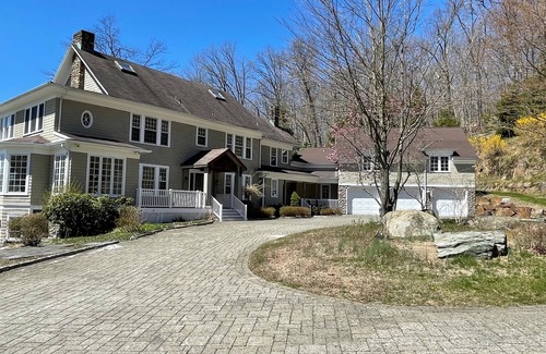 Kinnelon Casa | Private Lakeside 6 Bedroom Mansion with beautiful views ( perfect wedding spot)