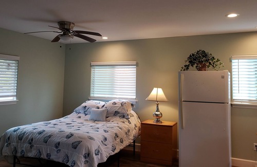 Fern Acres Apartamento | Estudio grande privado con lanai envolvente, nuevo y limpio. A largo plazo disponible
