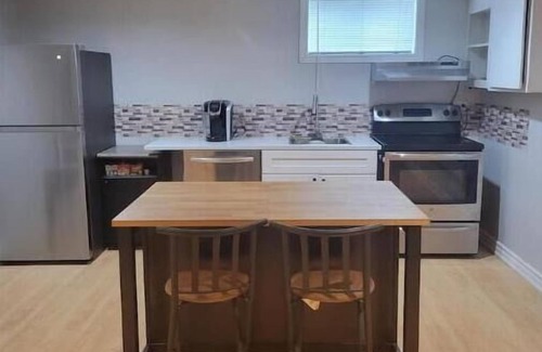 Fort Erie Casa | Private LL apart- own ent & park. Hosts on site