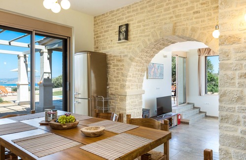 Filaki Villa | Ubicación privada, vistas panorámicas al mar, piscina privada de 50m2, cerca de una playa de arena