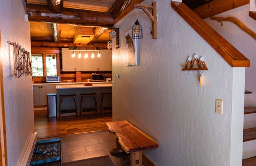 Maple Falls Casa | Private Log Cabin in the Woods - HOT TUB, BBQ, WIFI, GAZEBO, GAMING GARAGE