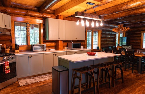 Maple Falls Casa | Private Log Cabin in the Woods - HOT TUB, BBQ, WIFI, GAZEBO, GAMING GARAGE