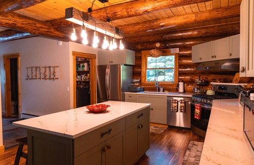 Maple Falls Casa | Private Log Cabin in the Woods - HOT TUB, BBQ, WIFI, GAZEBO, GAMING GARAGE