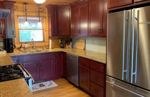 Marion Cabina | Private Log Cabin in woods, Fenced, Mountain Views
