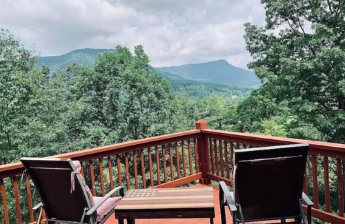 Marion Cabina | Private Log Cabin in woods, Fenced, Mountain Views