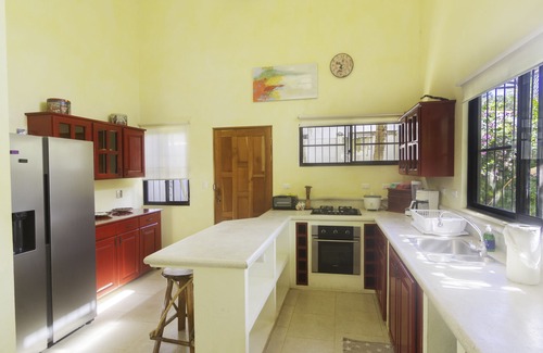 Barrio Ricos y Famosos Casa | Private Lush Gem in heart of Jaco with Large Pool!