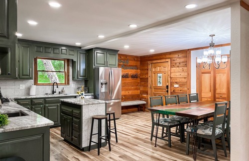 Mount Airy Cabina | Private Luxe Riverfront Cabin: Pool; Hot Tub; Fire pit; Game Room; Disc Golf