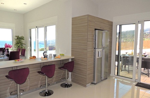 Plaka Villa | Privada de lujo de 3 dormitorios con piscina infinita, Sala de juegos y excelentes vistas