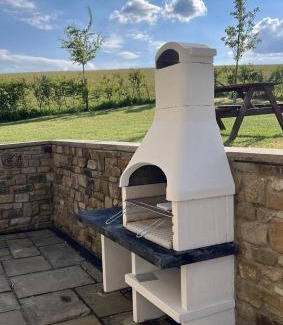 Airton Casa | PRIVATE LUXURY Barn Stay with Hot Tub and OUTDOOR ENTERTAINMENT, YORKSHIRE DALES SLEEPS 10!
