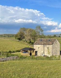 Airton Casa | PRIVATE LUXURY Barn Stay with Hot Tub and OUTDOOR ENTERTAINMENT, YORKSHIRE DALES SLEEPS 10!