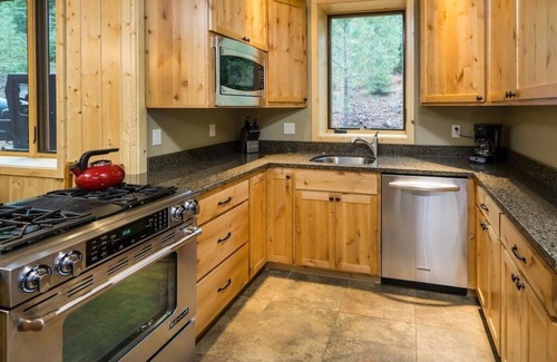 Bend Cabina | Espectacular casa / cabaña de lujo, bañera de hidromasaje, entorno precioso y privado en el lago Tumalo, Bend Oregon