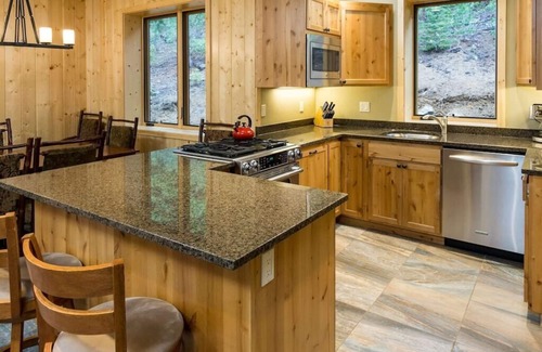 Bend Cabina | Espectacular casa / cabaña de lujo, bañera de hidromasaje, entorno precioso y privado en el lago Tumalo, Bend Oregon