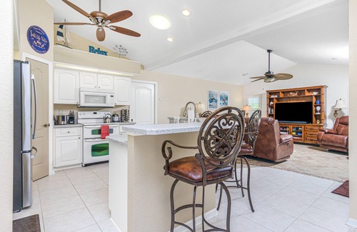Long Meadow Casa | Private Luxury Escape w/ Heated Pool, Relaxing Spa & Stunning Sunset Lake Views