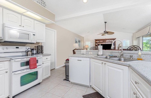 Long Meadow Casa | Private Luxury Escape w/ Heated Pool, Relaxing Spa & Stunning Sunset Lake Views