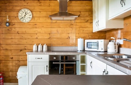 Ballycastle Cabina | Private luxury log cabin with hot tub and stunning views!