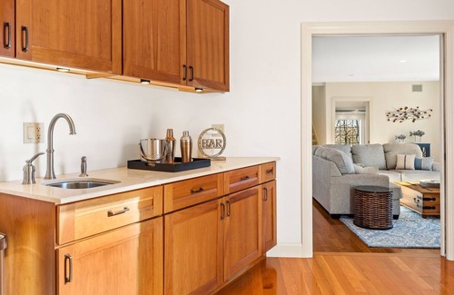 West Mystic Casa | Private Luxury Retreat <1 Mile to Downtown - Near Seaport & Aquarium - 5000sqft