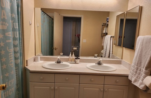 Coral Hills Casa | Private Luxury room in a house w private bath near the airport and strip