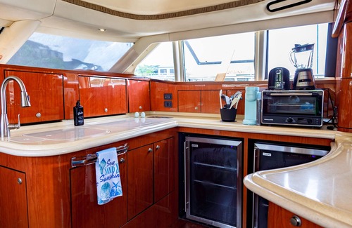 Benner Alquiler De Eote | Private Luxury Yacht for up to six guests - Day or Night charters!