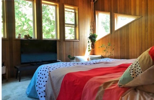 Stanwood Cabina | PRIVATE MID CENTURY MODERN CEDAR CABIN