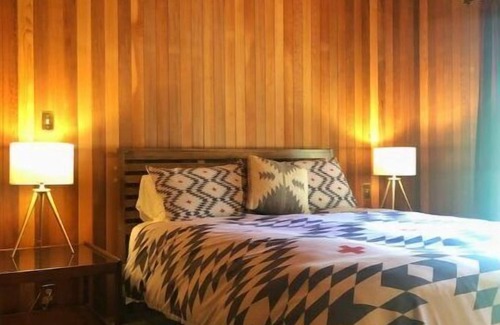 Stanwood Cabina | PRIVATE MID CENTURY MODERN CEDAR CABIN
