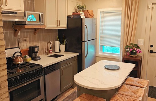 Payne - Phalen Casa | Private Modern 1 Bedroom Main Suite City Home