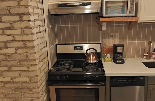 Payne - Phalen Casa | Private Modern 1 Bedroom Main Suite City Home