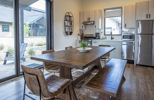 Powell Butte Casa | Private Modern Cabin Walking Distance to Resort and Amenities (New Construction)