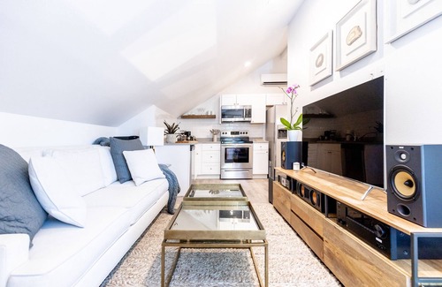 Whittier Casa | Private modern carriage house in Downtown Denver