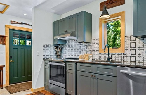 Mars Hill Casa | Private Modern Highlands Cottage