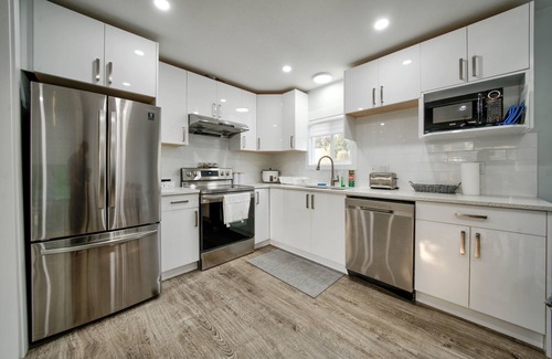Langley Casa | Private modern home, 5 beds, Central Langley