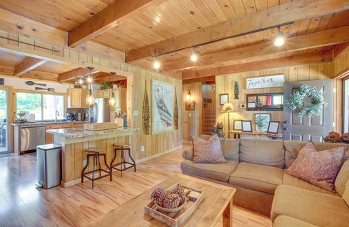 Tahoe Paradise Cabina | ¡NUEVO! South Lake Tahoe Cabin con cubierta y pozo de fuego