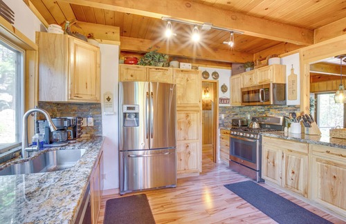 Tahoe Paradise Cabina | ¡NUEVO! South Lake Tahoe Cabin con cubierta y pozo de fuego