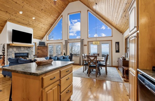 Murphy Cabina | Private Mountain Cabin Retreat 1.5 acres, Amazing Views, Hot Tub, STARLINK Wifi