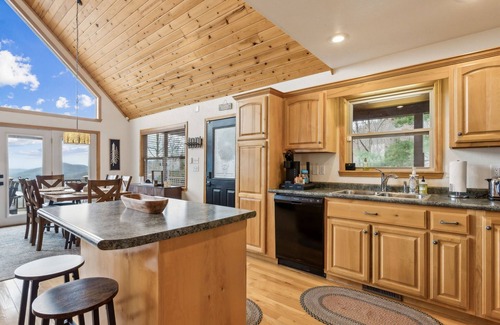 Murphy Cabina | Private Mountain Cabin Retreat 1.5 acres, Amazing Views, Hot Tub, STARLINK Wifi