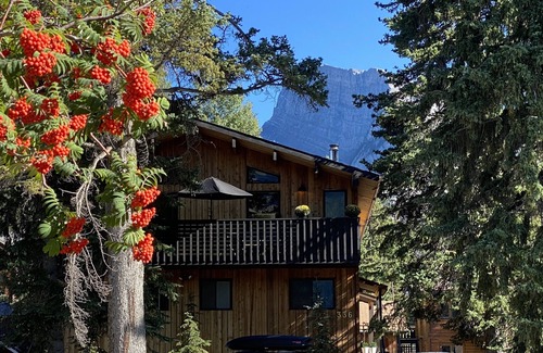 Banff Casa | Private Mountain Chalet in The Heart of Banff