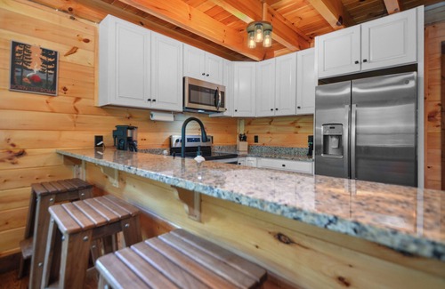 Ellijay Cabina | Private Mountain Oasis! Hot tub, Fire Pit & Games in Blue Ridge Mountains! Dogs!