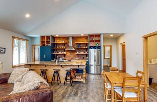 Golden Cabina | Private mountainside cabin in the woods. 2 acre parcel & beautiful outdoor space