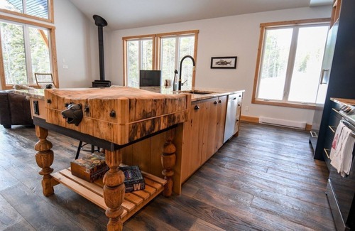 Golden Cabina | Private mountainside cabin in the woods. 2 acre parcel & beautiful outdoor space
