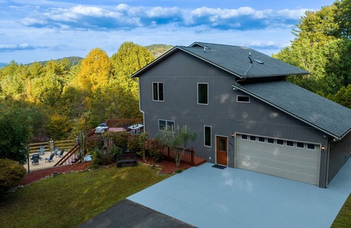 Murphy Casa | Private Mtn Home with views, Hot Tub, 3 Fireplaces, Steam Shower, Pizza Oven