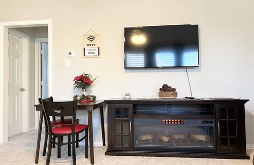 College Park Apartamento | Private! New! Clean! Gated! Sleeps 5 guests. 2BR/1BA, Fast WiFi, Free Parking.