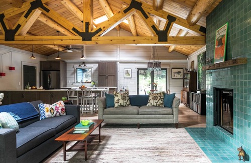 Woodstock Casa | Alquiler familiar - Casa de troncos y casa moderna renovada en una, piscina climatizada de agua salada