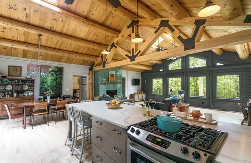 Woodstock Casa | Alquiler familiar - Casa de troncos y casa moderna renovada en una, piscina climatizada de agua salada