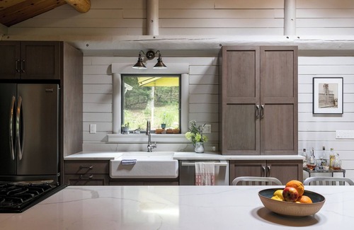 Woodstock Casa | Alquiler familiar - Casa de troncos y casa moderna renovada en una, piscina climatizada de agua salada