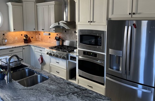Perrysburg Condominio | Private oasis in Levi’s Commons with a 2 car garage for private entry