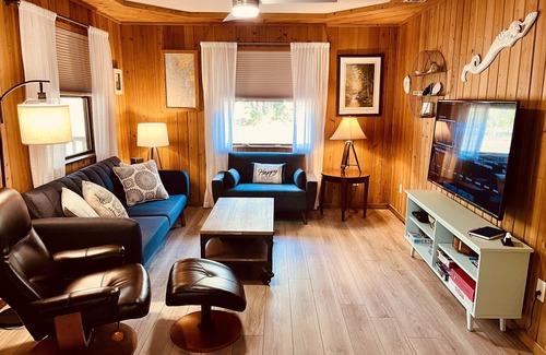 Steinhatchee Casa | Newly renovated!! Walk to marina - covered boat parking, private lake with kayak