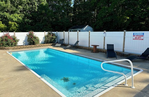 Manteo Casa | Private Oasis - Pool, 4BR, 3BA, Pet Friendly Home on 1 Acre